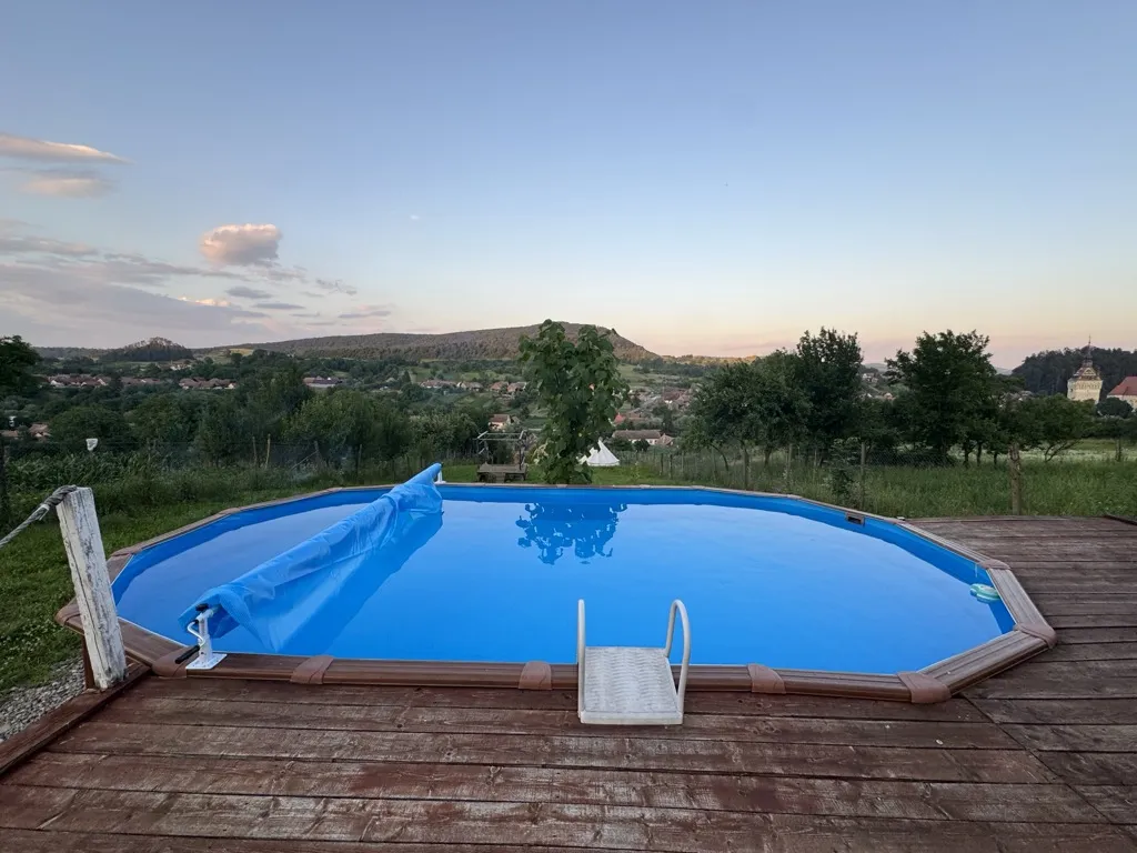 Piscina sezonieră cu vedere spre vale